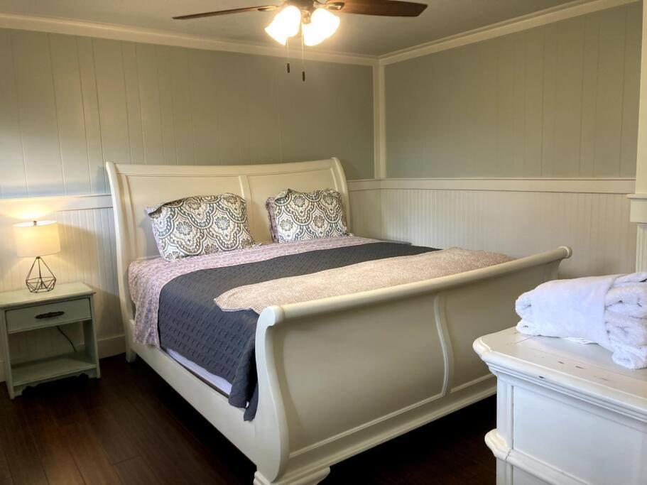Tucked Away Newly Renovated 2 Bedroom/ 1 Bath Sleeps 8 Beaufort Eksteriør billede